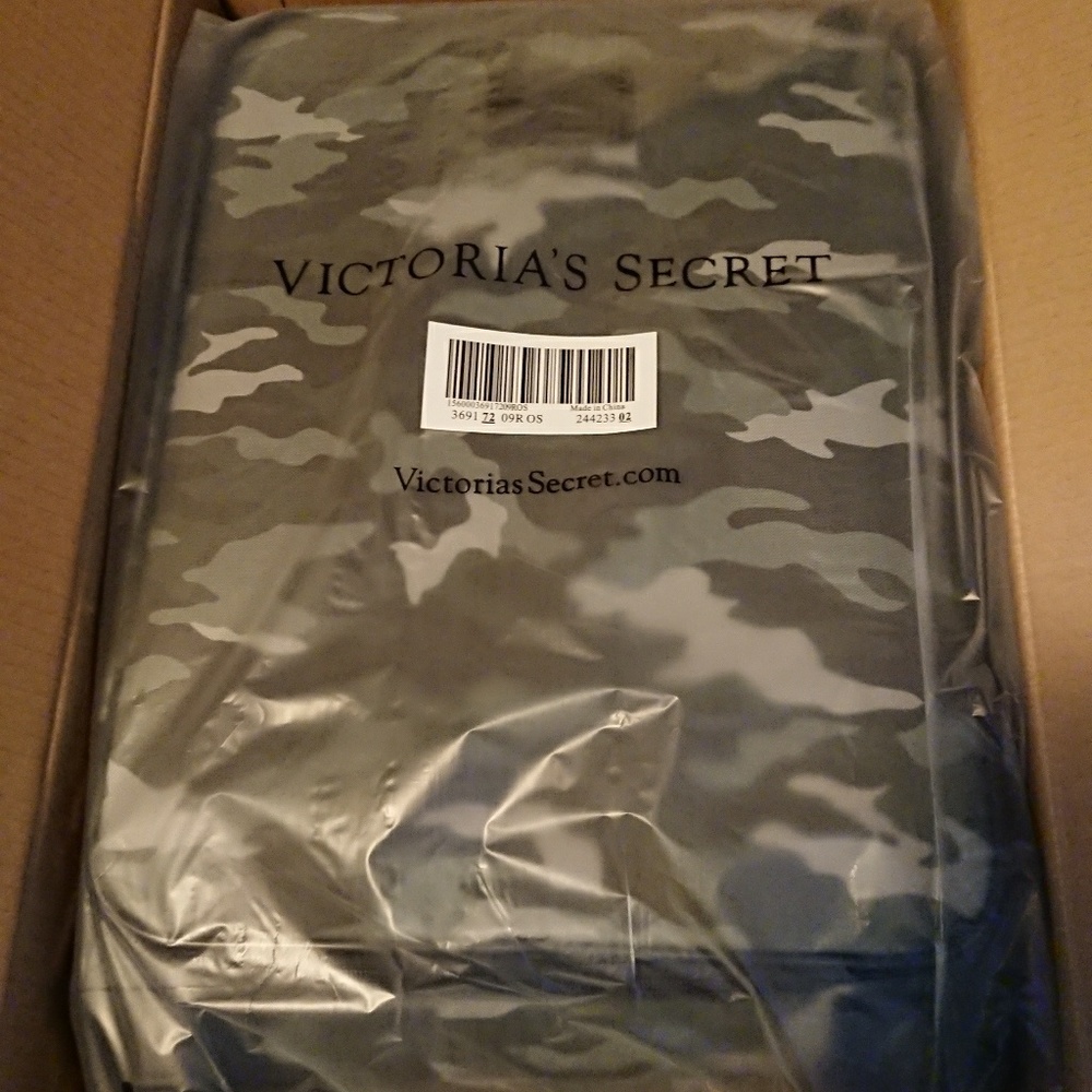 PINK camo wheelie carryon suitcase (NWT)
